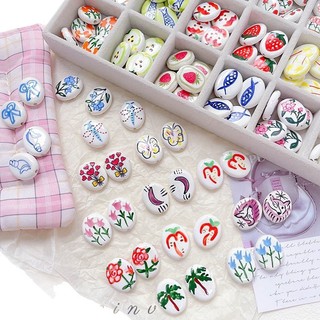 Gốm sứ vẽ tay hai mặt hình tulip và dâu cá đính hạt, phụ kiện vòng tay độc đáo