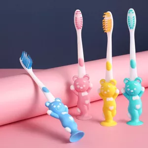 Túi 4 bàn chải trẻ em lông mềm hình thú đứng dễ thương, kèm đế hút và nắp chống bụi