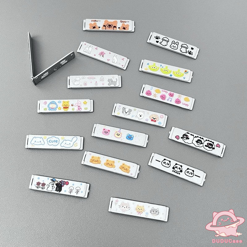 Hoạt Hình Dễ Thương Thời Trang Động Vật Crayon Shin-chan Hello Kitty Nhãn Tiếng Anh Kim Loại Gấp Đa Năng Đế Điện Thoại Hợp Thời Trang Thương Hiệu Cặp Đôi Tiện Lợi Vô Hình Giá Đỡ DIY Dán