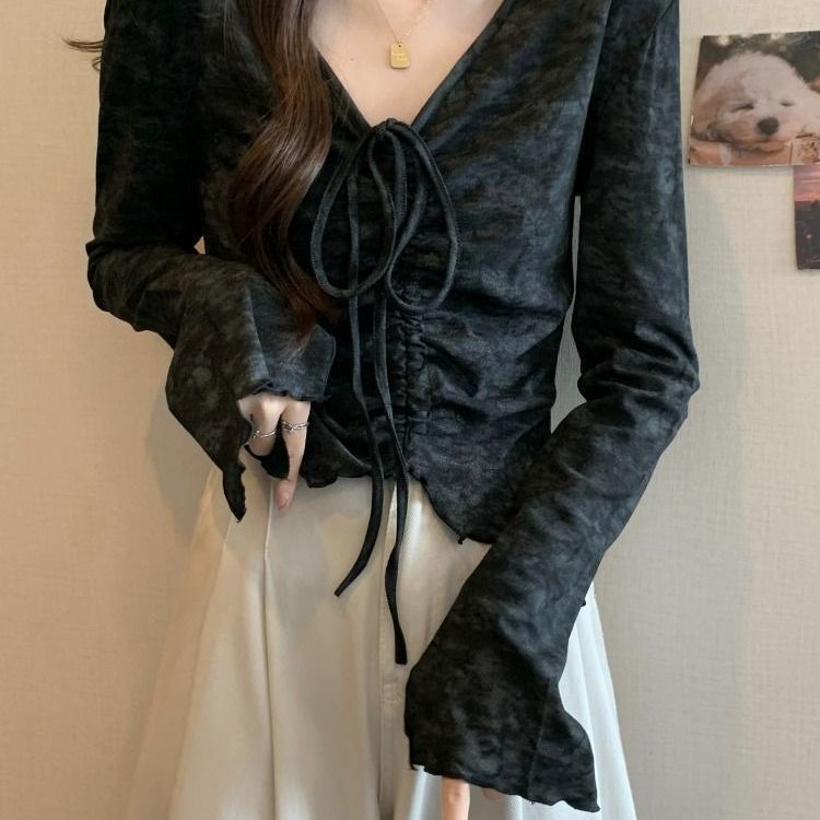 Áo thun dài tay nữ thời trang và đơn giản, phù hợp mùa xuân thu, thoải mái khi mặc.