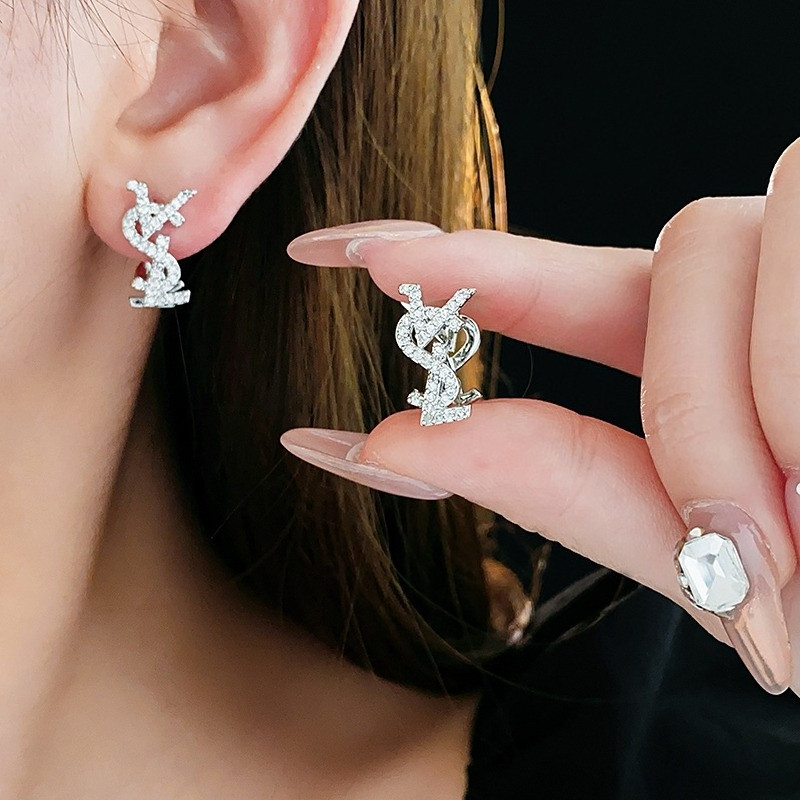 Bông tai chữ zircon thời trang, sang trọng và đa năng
