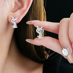 Bông tai chữ zircon thời trang, sang trọng và đa năng