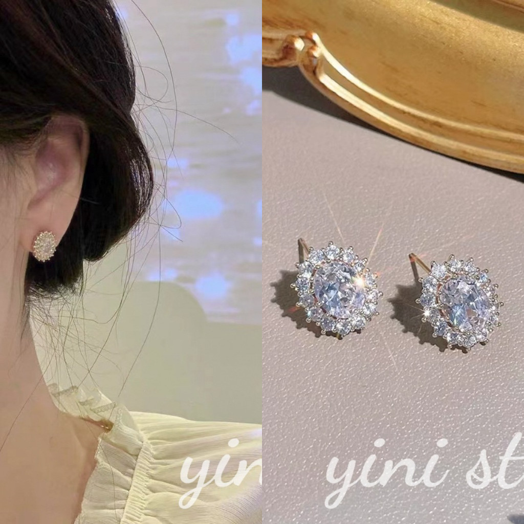 Bông tai kim cương hình bầu dục, thiết kế thanh lịch phù hợp xu hướng thời trang nữ