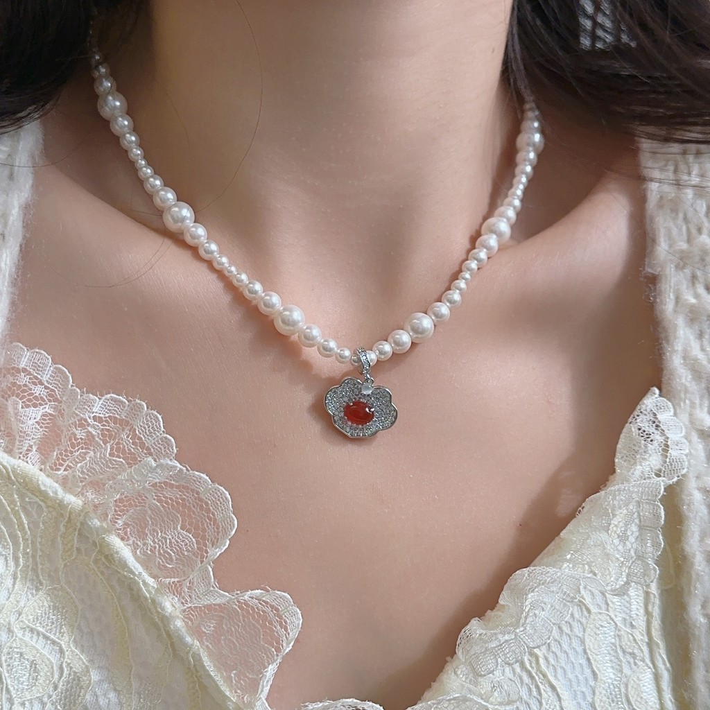 Dây chuyền mặt ngọc lục bảo thanh lịch, nhẹ nhàng và sang trọng