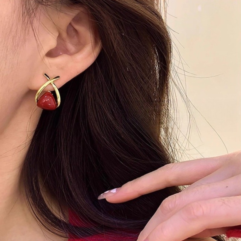 Bông tai nữ màu đỏ phù hợp cho Giáng sinh