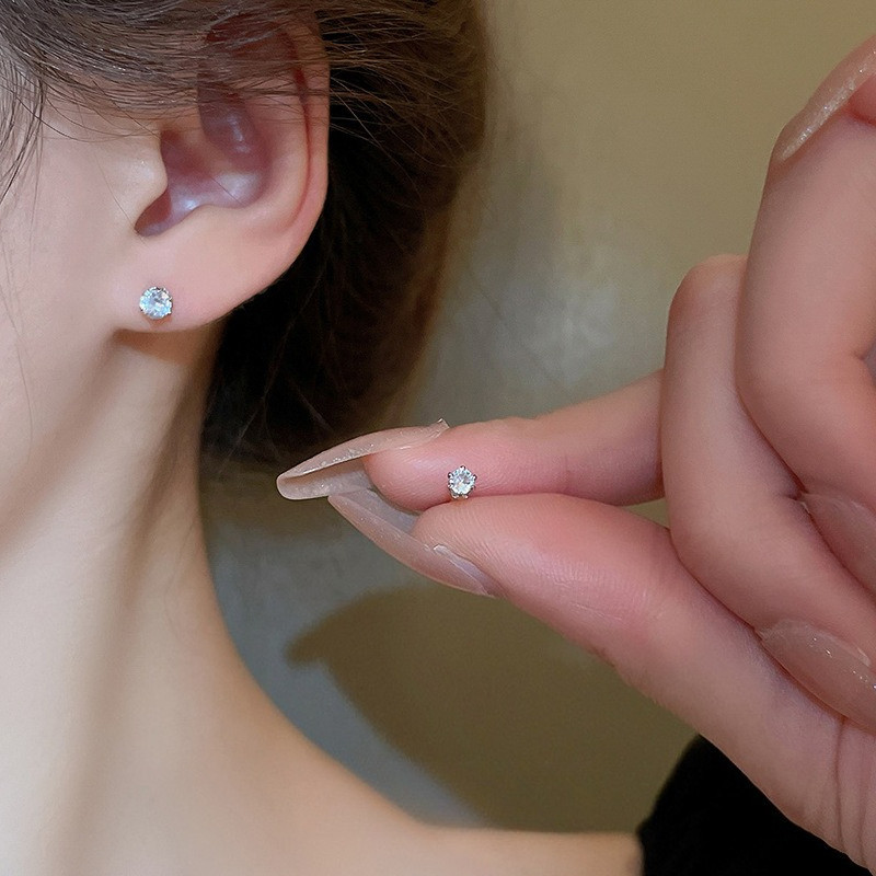 Bộ bông tai zircon tròn kim bạc, gồm sáu mảnh nhỏ và nhẹ, thiết kế sang trọng cho người dùng yêu thích phong cách thời trang hiện đại.