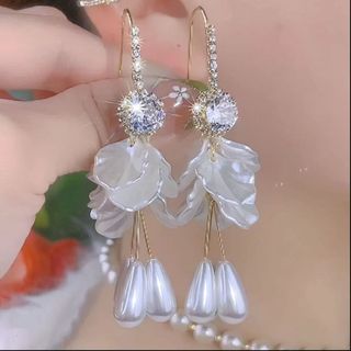 Bông tai nữ ngọc trai cánh hoa tua rua đầy kim cương, thiết kế sang trọng và độc đáo