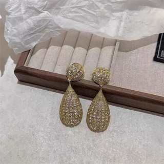 Thời trang nhẹ nhàng, phù hợp với vòng cổ và bông tai cho tiệc cao cấp