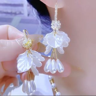Bông tai nữ ngọc trai cánh hoa tua rua đầy kim cương, thiết kế sang trọng và độc đáo