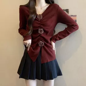 Áo thun cổ chữ V hoa hồng dành cho nữ, phù hợp mùa xuân thu với thiết kế dáng rộng giúp che khuyết điểm.