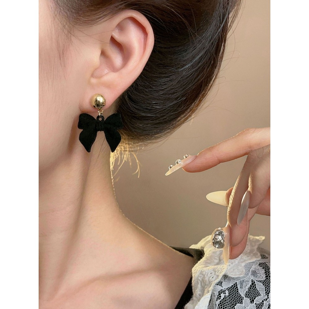 Bông tai kẹp tai nữ màu đen