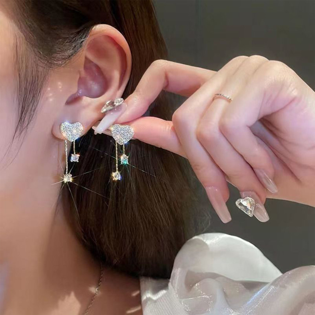 Nhẫn tai trái tim tua rua sáng bóng như kim cương, phù hợp cho tiệc tùng và du lịch