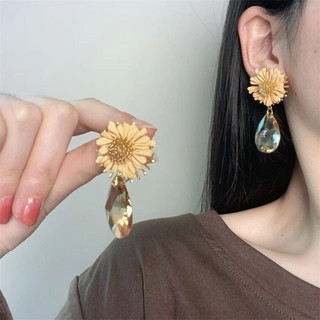 Bông Tai Lông Vũ Đính Cườm - Thiết Kế Kết Hợp Phong Cách Hiện Đại Và Cổ Điển Cho Người Phụ Nữ Thanh Lịch Và Ngọt Ngào