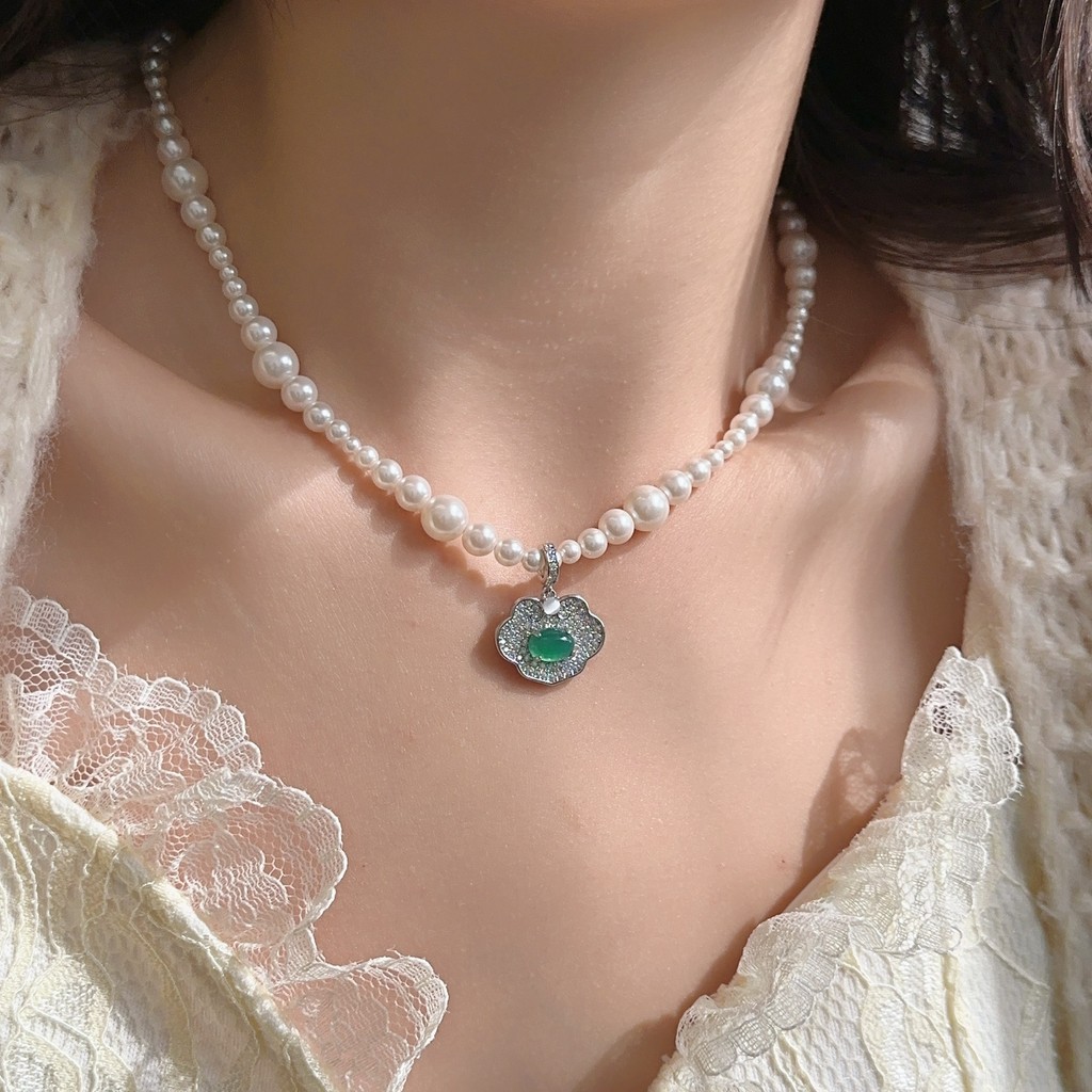 Dây chuyền mặt ngọc lục bảo thanh lịch, nhẹ nhàng và sang trọng
