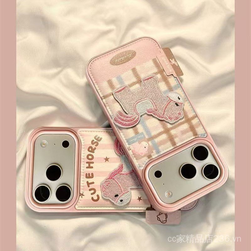 Với Nhãn Nhỏ Thêu Ngựa Màu Hồng Thích Hợp Cho iPhone17PROMAX Túi Trống Ốp Điện Thoại 16 Phong Cách Mới 15 Niche 14