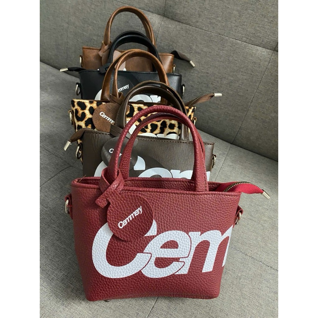 Túi da nữ in họa tiết chữ hottrend da PU mềm kèm charm và dây đeo chéo cầm tay trẻ trung cá tính - HTM469 | BigBuy360 - bigbuy360.vn