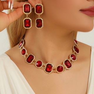 Trang sức gồm bông tai và vòng cổ thời trang, tinh tế