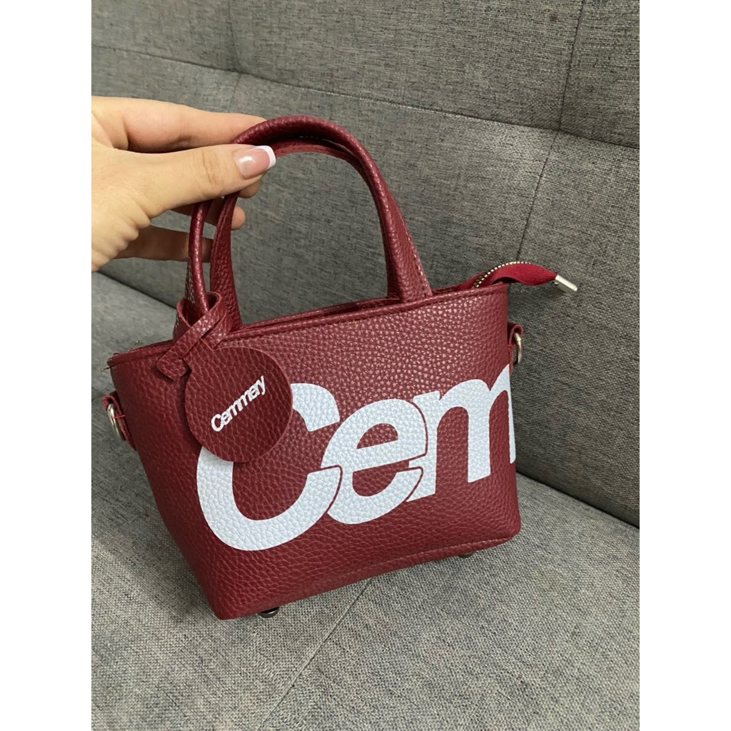 Túi da nữ in họa tiết chữ hottrend da PU mềm kèm charm và dây đeo chéo cầm tay trẻ trung cá tính - HTM469 | BigBuy360 - bigbuy360.vn