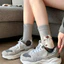 Tất họa tiết mèo đáng yêu ở bắp chân, thiết kế dễ thương cho nữ, làm từ cotton cao cấp, thoải mái và chống trượt khi sử dụng hàng ngày.