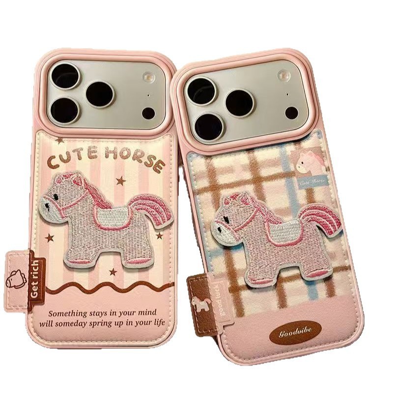 Với Nhãn Nhỏ Thêu Ngựa Màu Hồng Thích Hợp Cho iPhone17PROMAX Túi Trống Ốp Điện Thoại 16 Phong Cách Mới 15 Niche 14