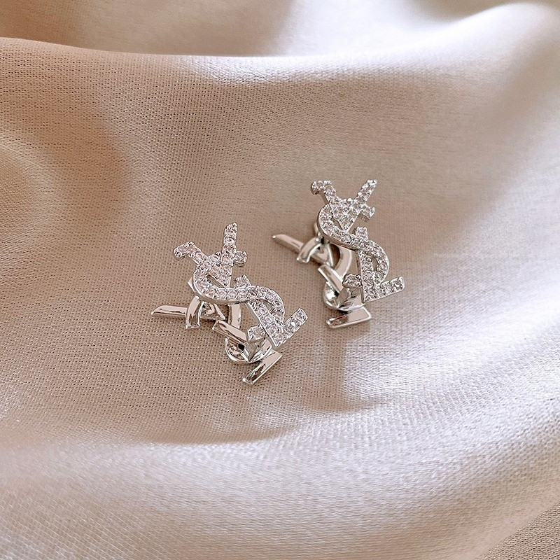 Bông tai chữ zircon thời trang, sang trọng và đa năng