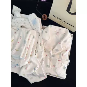 Bộ đồ ngủ nhung hoa Hello Kitty dễ thương, phù hợp thu đông, bổ sung hoàn hảo cho bộ sưu tập quần áo gia đình ấm áp.