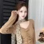 Áo thun dài tay in họa tiết báo Trung Quốc mới, phù hợp mùa thu với thiết kế ôm body nhẹ giúp tôn dáng.