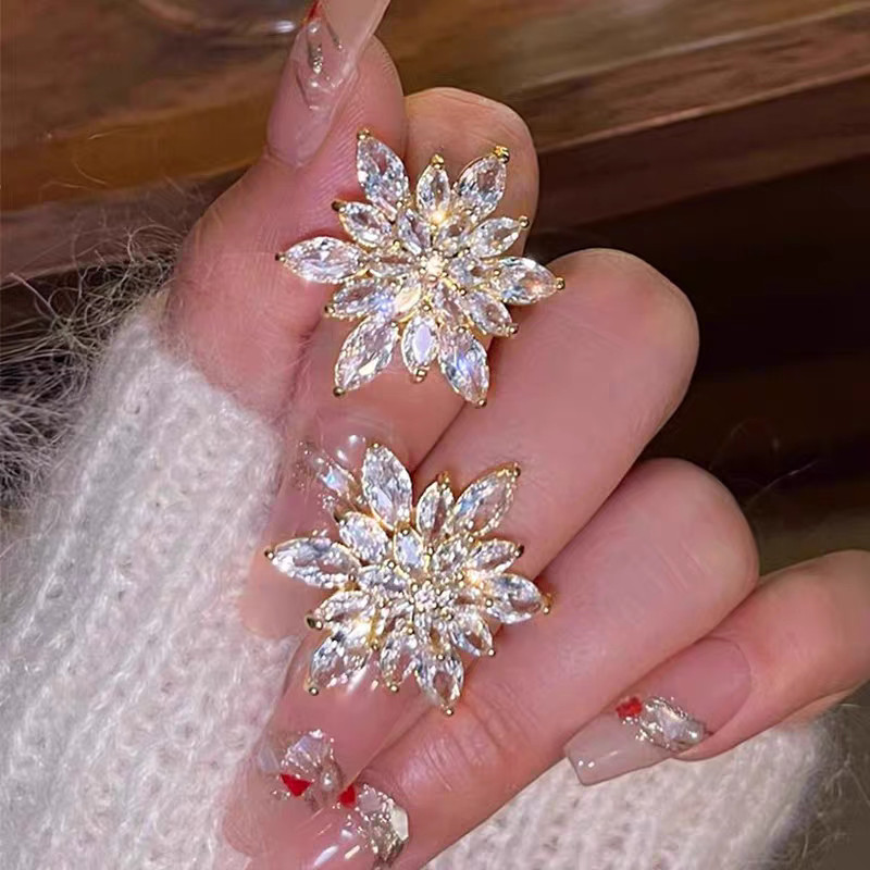 Bông tai đính hoa kim cương phong cách Instagram, quyến rũ và đáng giá tiền