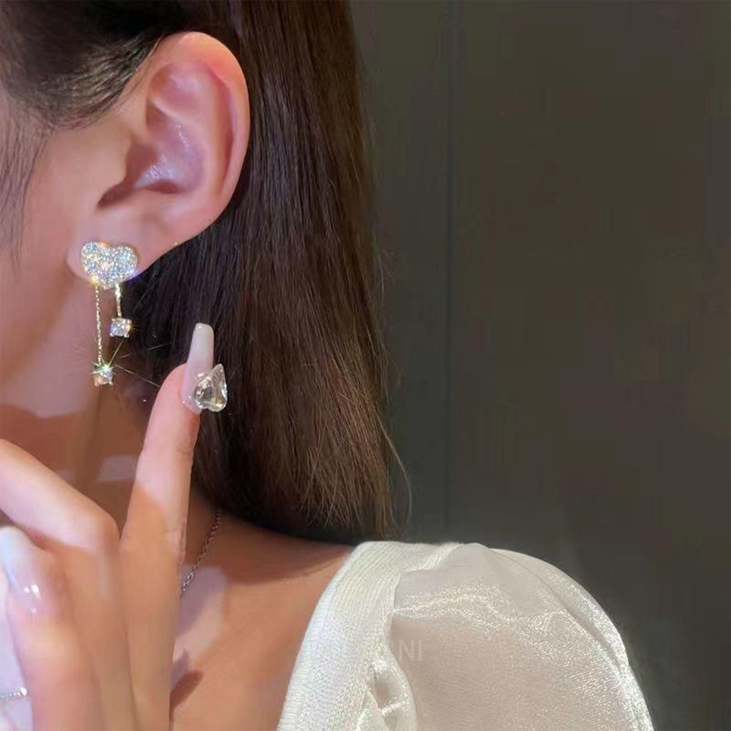 Nhẫn tai trái tim tua rua sáng bóng như kim cương, phù hợp cho tiệc tùng và du lịch