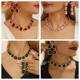 Trang sức gồm bông tai và vòng cổ thời trang, tinh tế