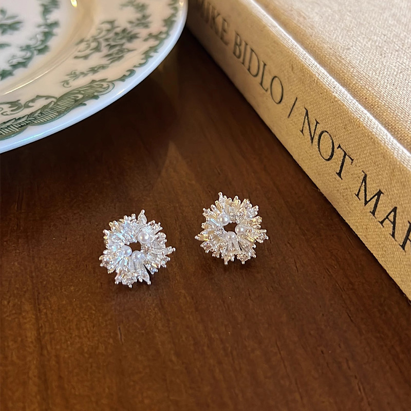 Đôi bông tai phong cách Hàn Quốc với thiết kế hoa, zircon và ngọc trai chất lượng cao cho nữ