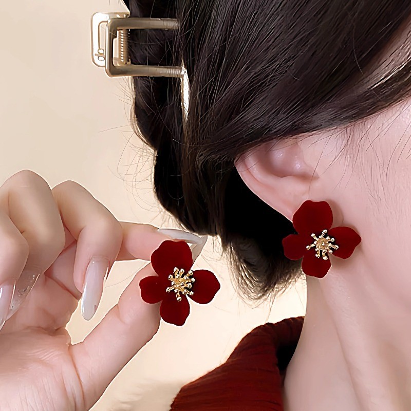 Bông tai ngọc trai giả thời trang với thiết kế hoa hồng nhung màu đỏ tía