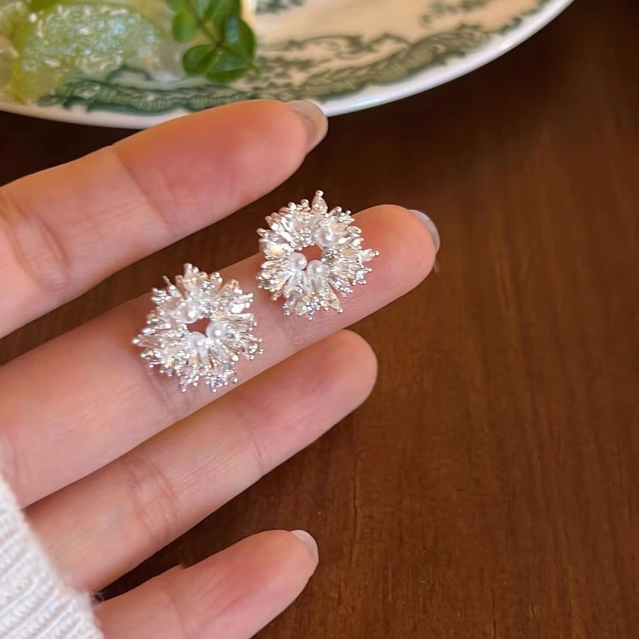 Đôi bông tai phong cách Hàn Quốc với thiết kế hoa, zircon và ngọc trai chất lượng cao cho nữ