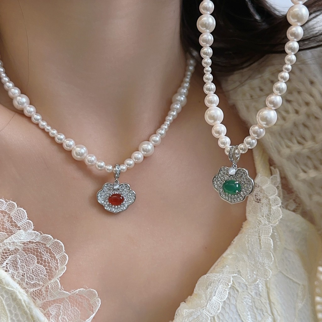 Dây chuyền mặt ngọc lục bảo thanh lịch, nhẹ nhàng và sang trọng