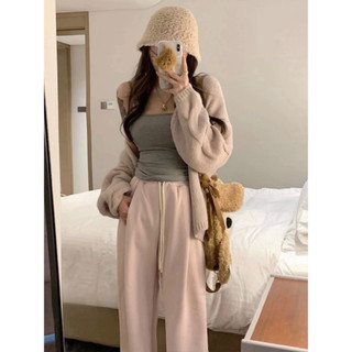 MosesQueen đi kèm với miếng đệm ngực dày dành cho nữ