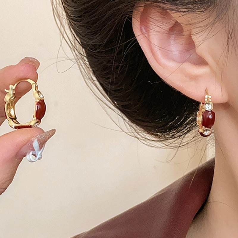 Bông tai nữ màu đỏ phù hợp cho Giáng sinh