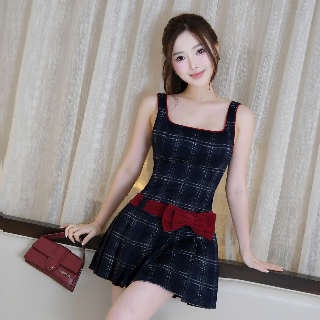 Đầm dạ ngắn xếp ly xòe phối belt nhung nơ đỏ nổi bật phong cách nữ tính KD172