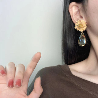 Bông Tai Lông Vũ Đính Cườm - Thiết Kế Kết Hợp Phong Cách Hiện Đại Và Cổ Điển Cho Người Phụ Nữ Thanh Lịch Và Ngọt Ngào