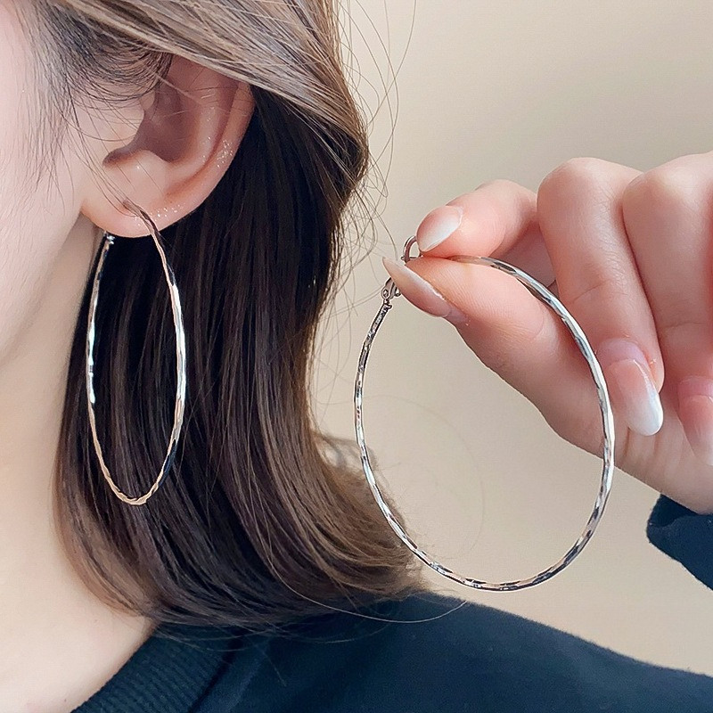 Bông tai vòng lớn phóng đại phong cách tối giản Hàn Quốc