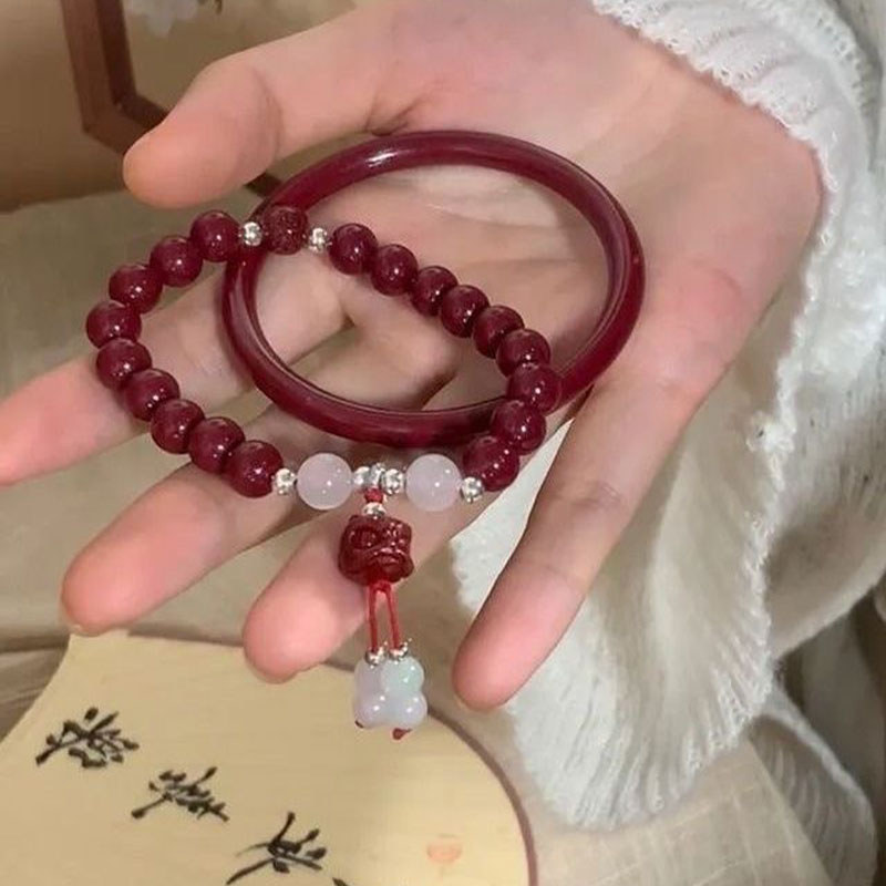 Bộ vòng tay bướm Niche sang trọng với chi tiết ánh sáng tinh tế