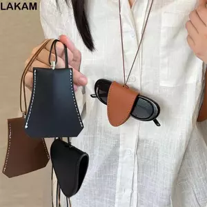 Mặt dây chuyền kẹp kính LAKAM, thiết kế từ da bền bỉ, tiện lợi cho việc bảo quản