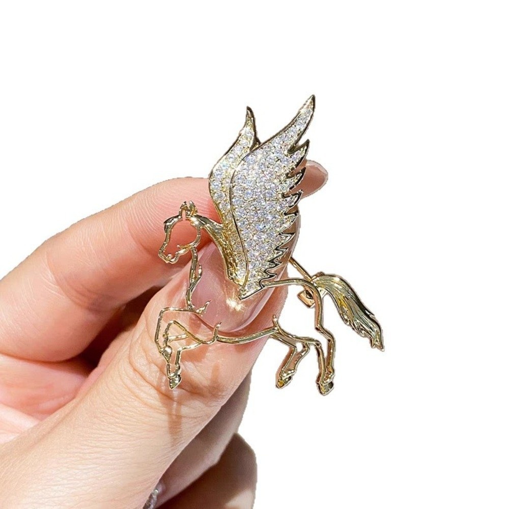 Đầu ngựa thổ cẩm cung hoàng đạo, trang sức kim loại và đá nhân tạo sáng tạo cho Tết Nguyên Đán