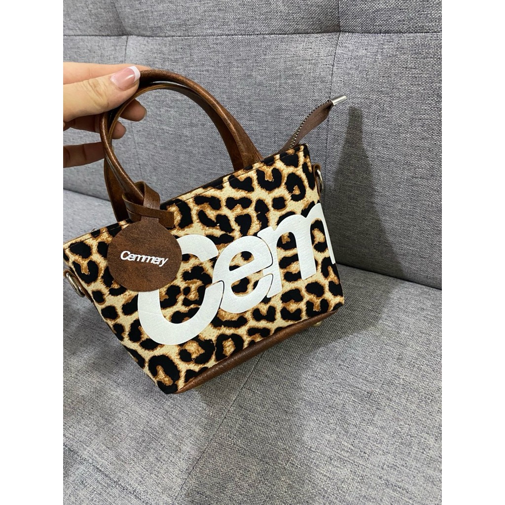 Túi da nữ in họa tiết chữ hottrend da PU mềm kèm charm và dây đeo chéo cầm tay trẻ trung cá tính - HTM469 | BigBuy360 - bigbuy360.vn