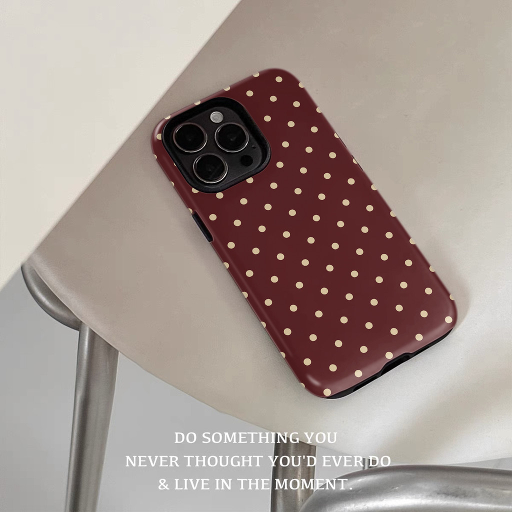 Ốp điện thoại chấm bi màu đỏ và màu be phong cách cổ điển tối giản phù hợp cho iPhone17 16Pro 16e 15ProMax 14Pro 13 12 13mini Samsung S24 S22 S25 2in1 ốp lưng cứng bóng
