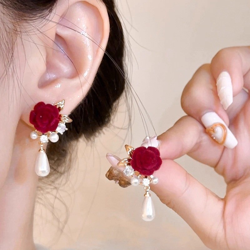 Bông tai ngọc trai giả thời trang với thiết kế hoa hồng nhung màu đỏ tía