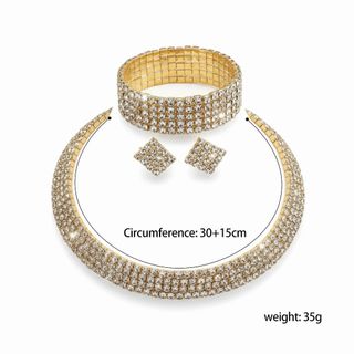 Bộ trang sức nữ gồm vòng cổ, bông tai và nhẫn pha lê lấp lánh, phù hợp cho cô dâu hoặc sử dụng hàng ngày.