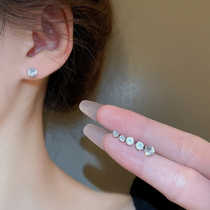 Bộ bông tai zircon tròn kim bạc, gồm sáu mảnh nhỏ và nhẹ, thiết kế sang trọng cho người dùng yêu thích phong cách thời trang hiện đại.