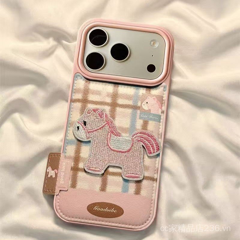 Với Nhãn Nhỏ Thêu Ngựa Màu Hồng Thích Hợp Cho iPhone17PROMAX Túi Trống Ốp Điện Thoại 16 Phong Cách Mới 15 Niche 14