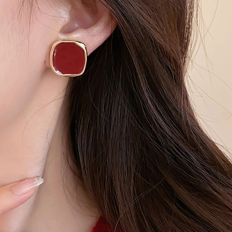 Bông tai nữ màu đỏ phù hợp cho Giáng sinh