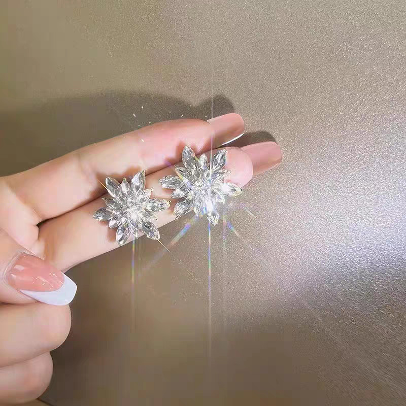 Bông tai đính hoa kim cương phong cách Instagram, quyến rũ và đáng giá tiền